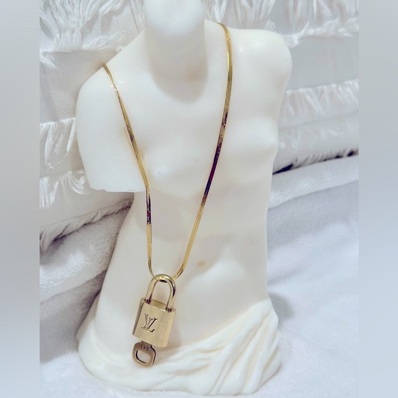 Copy - Louis Vuitton lock and key with necklace - Picture 3 of 5